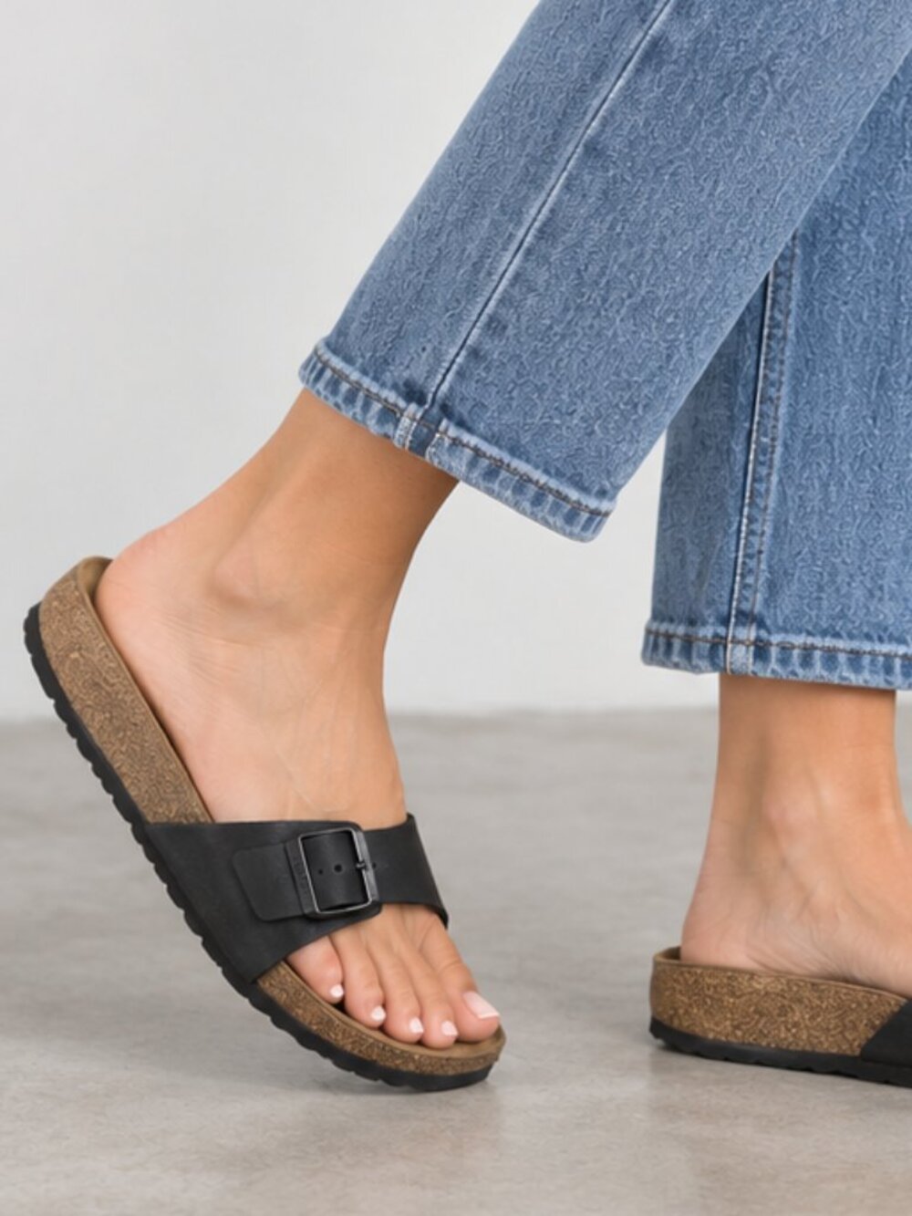 Classic Birkenstock Arizona two-strap sandals in black. Women’s US 8–8.5 EU 39